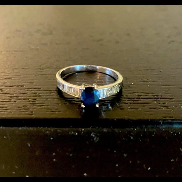18K white gold sapphire and baguette ring. Will make a perfect engagement ring - Picture 4 of 9